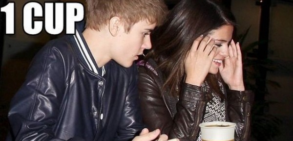 Justin Bieber y Selena Gómez tomando un café ;)