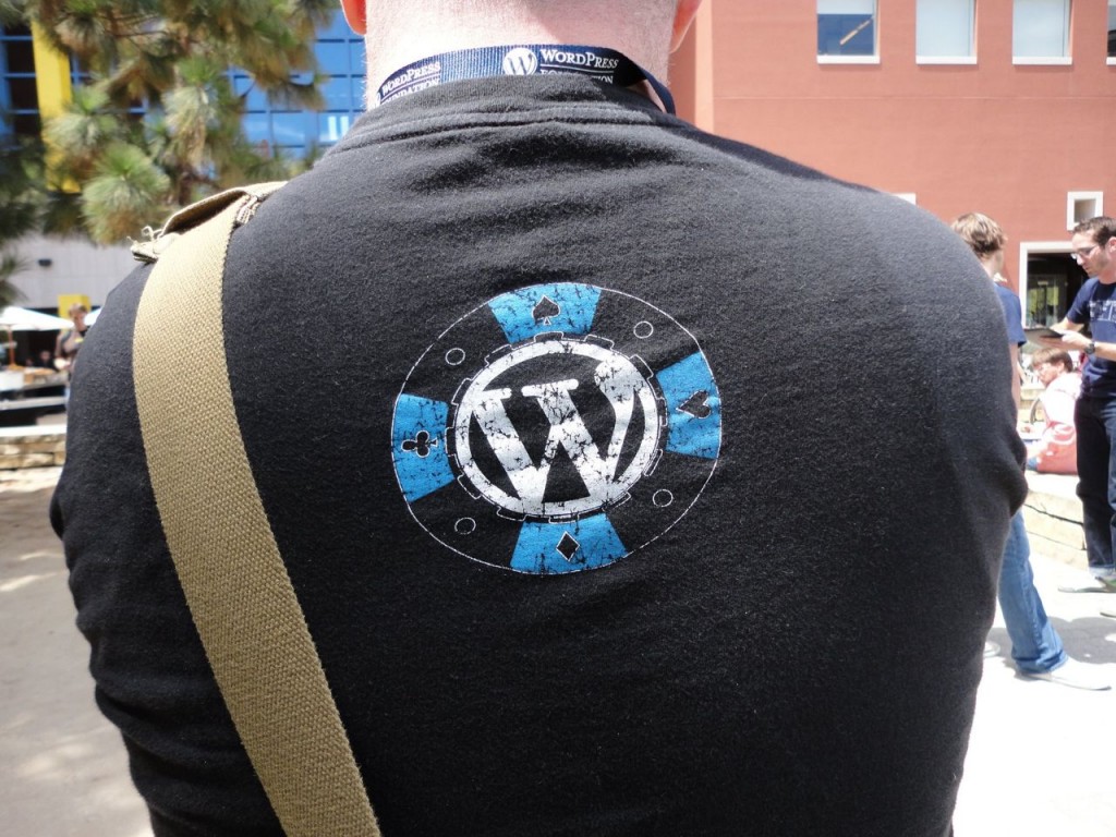 Logo de WordPress dentro de una ficha de póker
